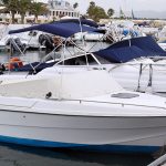Bote amarrado en marina.