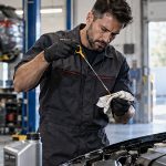 ¿Por qué mi carro consume aceite aunque no tenga una fuga?